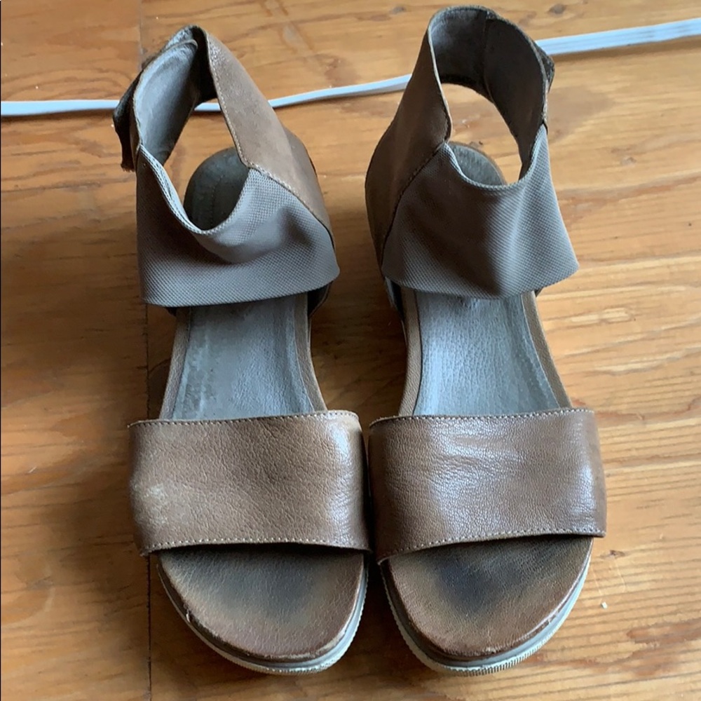 Eileen Fisher Leather Strappy Sandal size 7 nude
